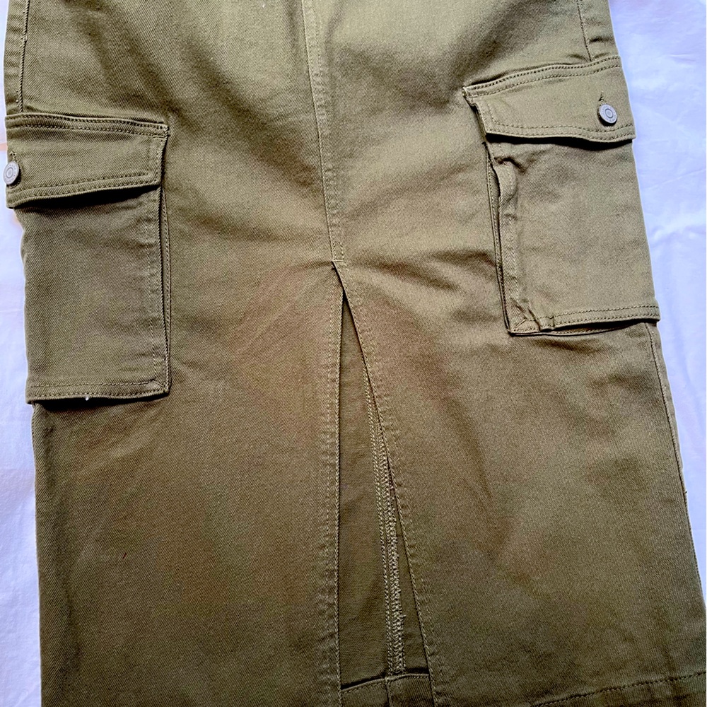 RSQ Mid Rise Cargo Midi Skirt. Dark Olive Green. Size 26. - Picture 5 of 7